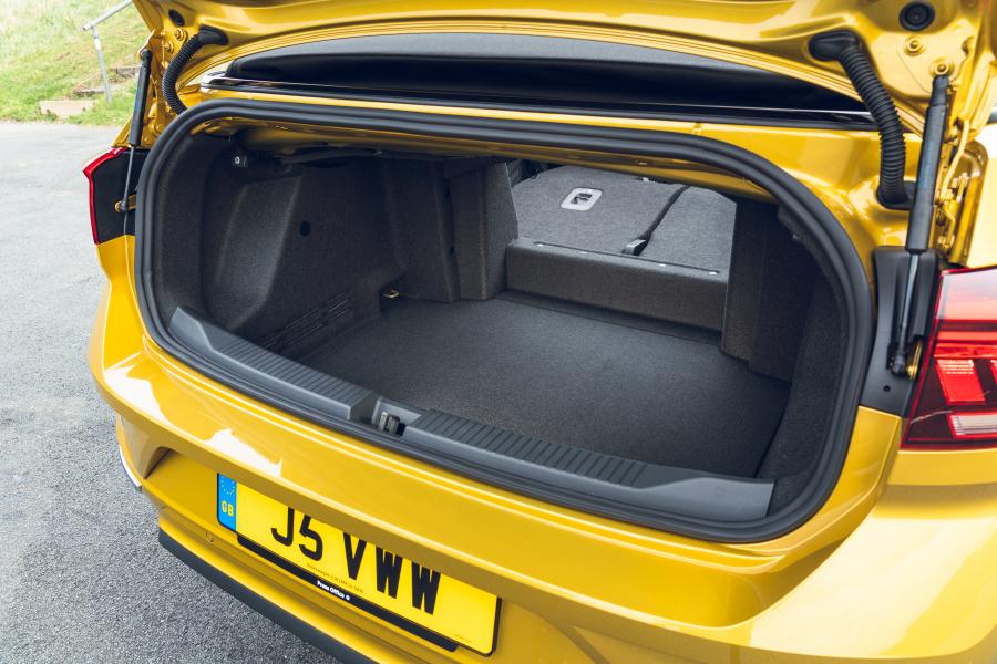 Багажник Volkswagen T-Roc Cabriolet R-Line 2020 года  (UK) (фото 7 из 40)